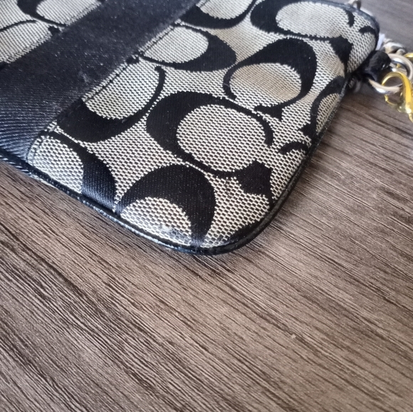 Coach wristlet with unbranded pearl strap - Picture 9 of 12